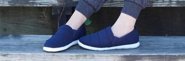 Women's Serenity Zenz in Navy on model sitting on outside stairs