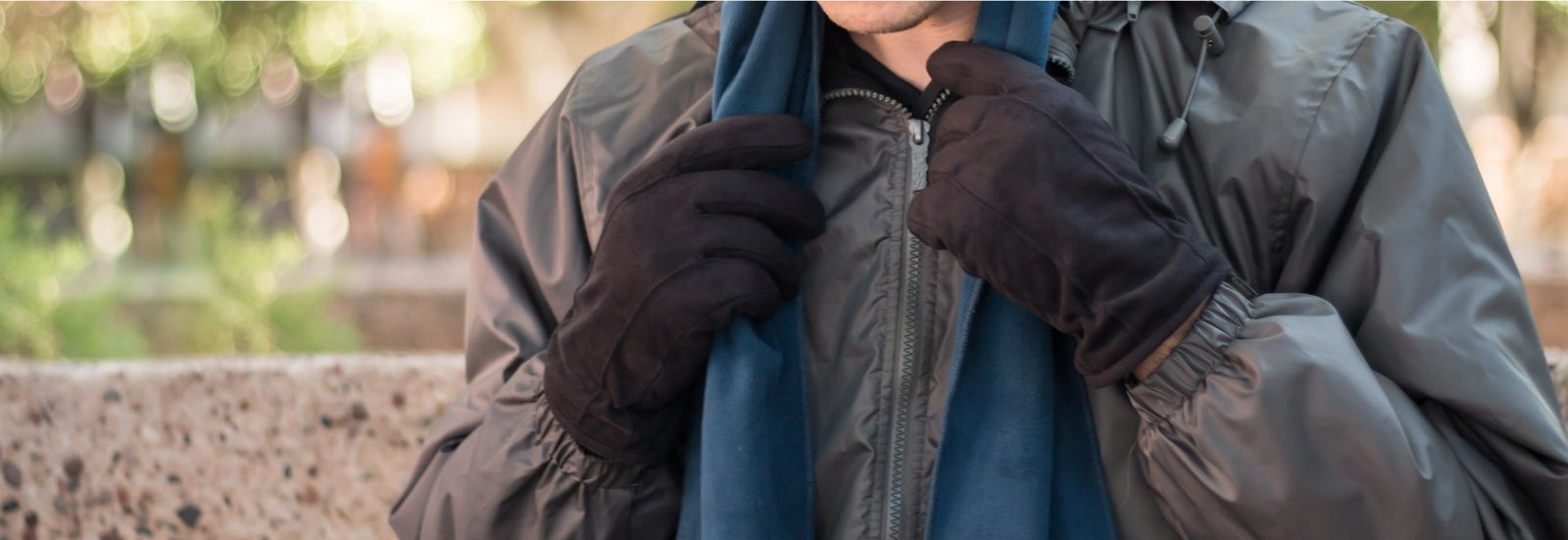 Signature Men’s smartDRI® Touchscreen Gloves with Back Draws on figure