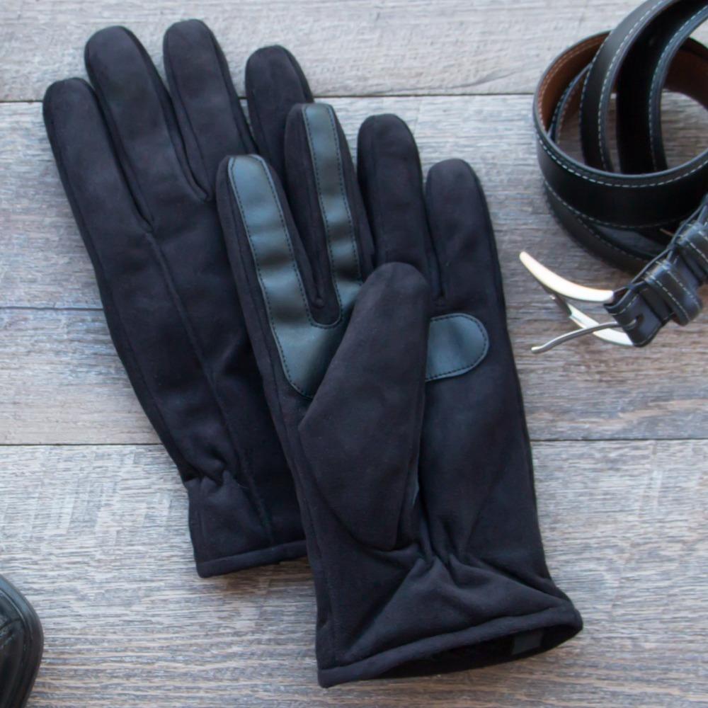 Men's Microfiber Gloves with Back Draws Lifestyle Image