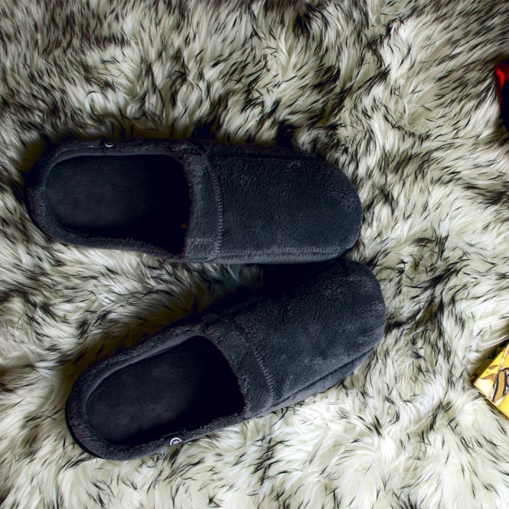 Signature Men's Microterry Hoodback Slippers Lifestyle images