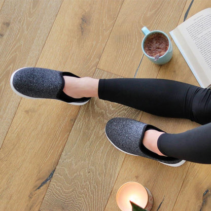 Woman wearing Zenz Energize Slip on in black heather reading a book